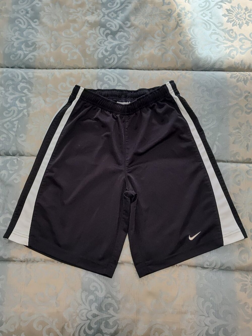 Nike boys' basketball shorts, Excellent used condition, size M (10-12)